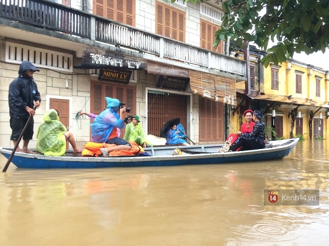 Hội An chìm trong biển nước, dịch vụ chèo thuyền ngắm phố cổ hút khách - Ảnh 6.