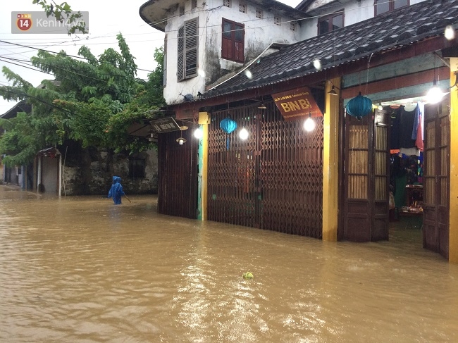 Hội An chìm trong biển nước, dịch vụ chèo thuyền ngắm phố cổ hút khách - Ảnh 7.