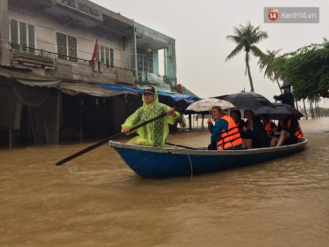 Hội An chìm trong biển nước, dịch vụ chèo thuyền ngắm phố cổ hút khách - Ảnh 9.