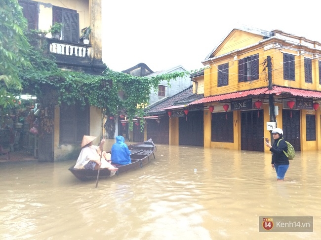 Hội An chìm trong biển nước, dịch vụ chèo thuyền ngắm phố cổ hút khách - Ảnh 11.