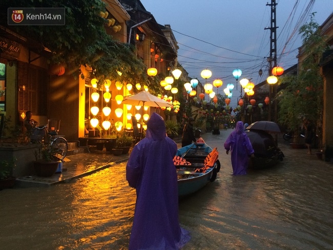 Hội An chìm trong biển nước, dịch vụ chèo thuyền ngắm phố cổ hút khách - Ảnh 13.