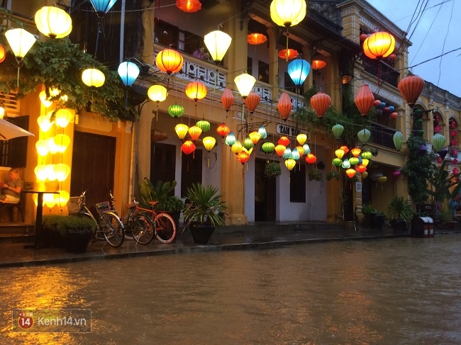 Hội An chìm trong biển nước, dịch vụ chèo thuyền ngắm phố cổ hút khách - Ảnh 14.