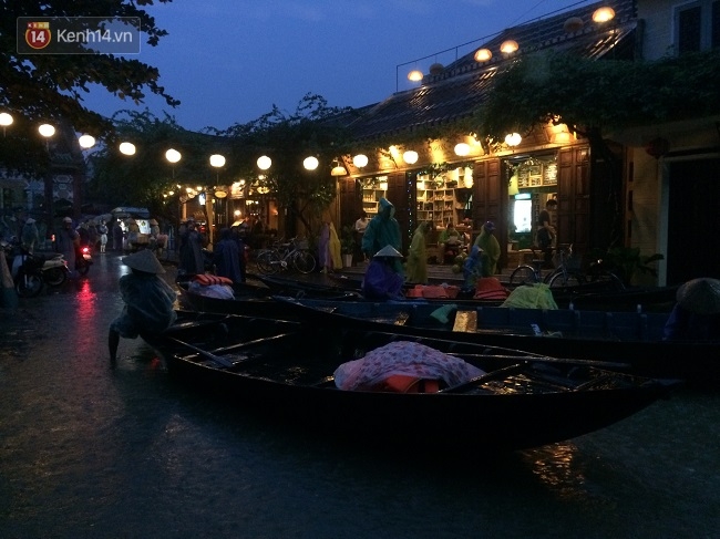 Hội An chìm trong biển nước, dịch vụ chèo thuyền ngắm phố cổ hút khách - Ảnh 15.