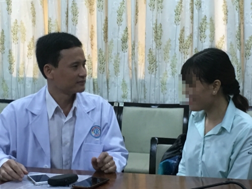 Bệnh nhân hồi phục trò chuyện cùng bác sĩ điều trị. Ảnh: Lê Phương.