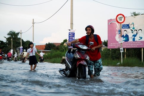 Phụ huynh, học sinh khổ sở lội nước về nhà khi triều cường đạt đỉnh - ảnh 5