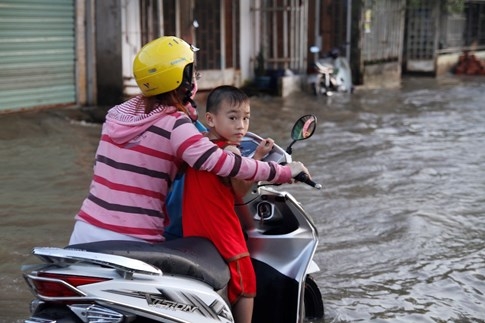 Phụ huynh, học sinh khổ sở lội nước về nhà khi triều cường đạt đỉnh - ảnh 8