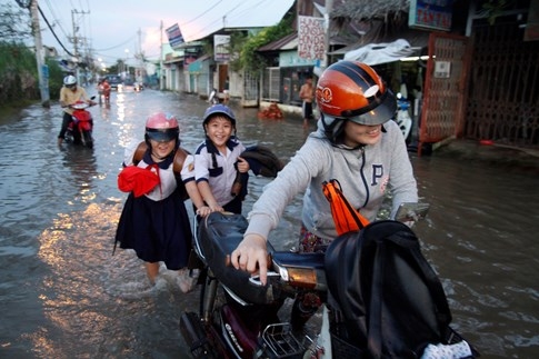 Phụ huynh, học sinh khổ sở lội nước về nhà khi triều cường đạt đỉnh - ảnh 10