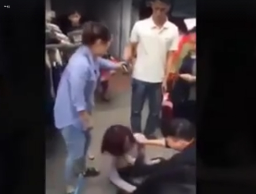 su that vu co gai xinh dep bi tat giua duong vi trom hinh anh 1