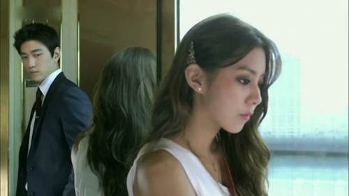 tam su xot long cua nguoi dan ba duoc chong dat tay den nha bo... - 1