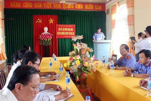 Đại diện VKS tỉnh Đồng Nai công khai xin lỗi nam thanh niên bị truy tố oan. Ảnh: Thái Hà