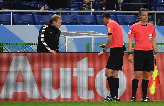 Trong tai dau tien dung cong nghe thoi penalty hinh anh 1