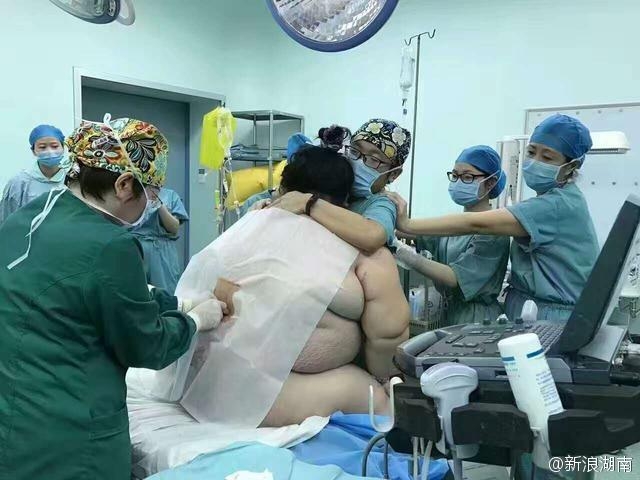 16 người loay hoay đỡ đẻ cho bà bầu 