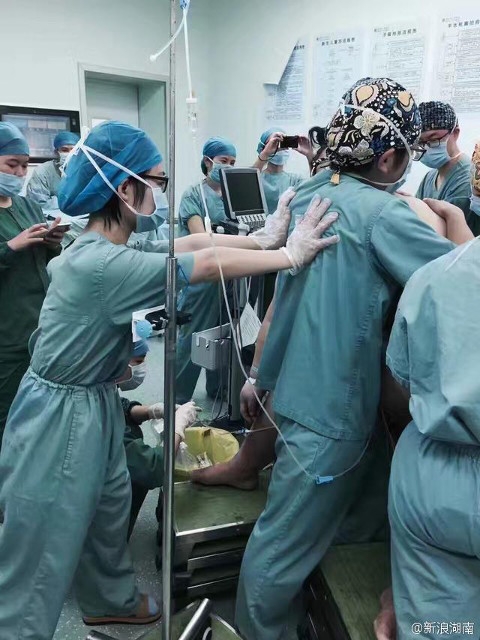 16 người loay hoay đỡ đẻ cho bà bầu 
