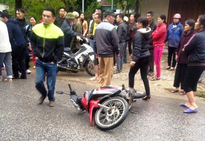 Bi thu xa o Nghe An bi xe buyt tong chet truoc cong nha hinh anh 1