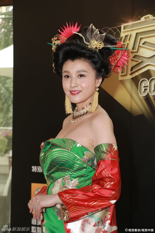 Hoa hau dep nhat Nhat Ban gay chu y voi ve goi cam o tuoi 45 hinh anh 3