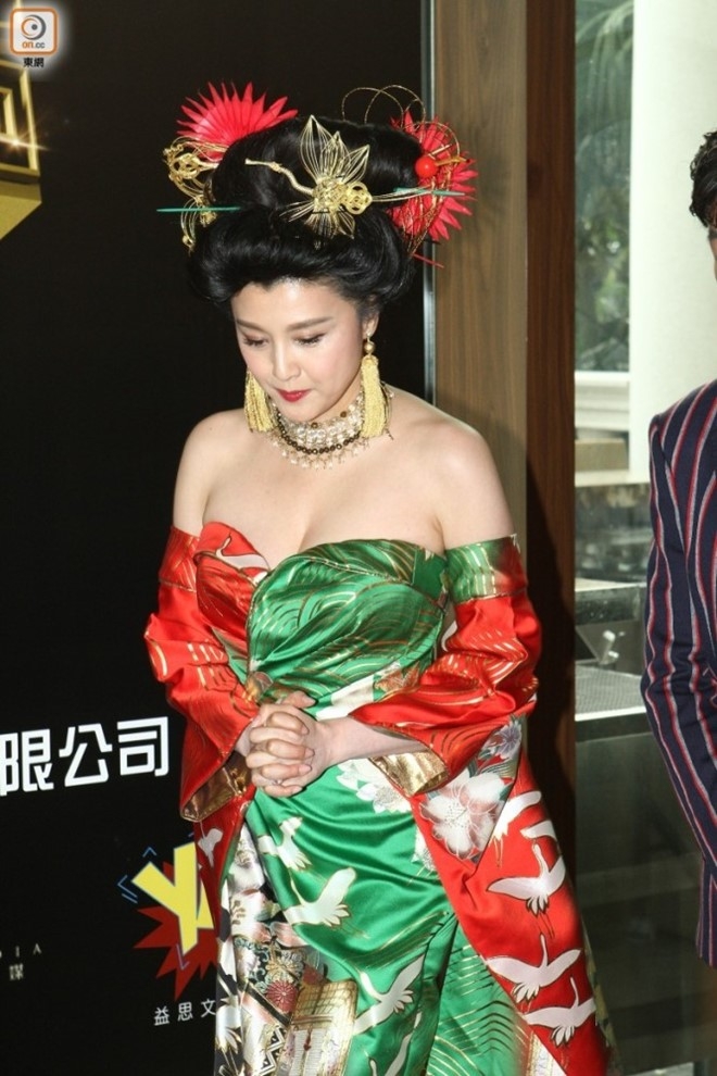 Hoa hau dep nhat Nhat Ban gay chu y voi ve goi cam o tuoi 45 hinh anh 4