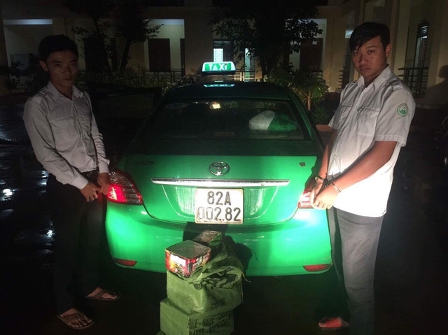 2 đối tượng vận chuyển pháo lậu và tang vật (Ảnh: cơ quan chức năng cung cấp)