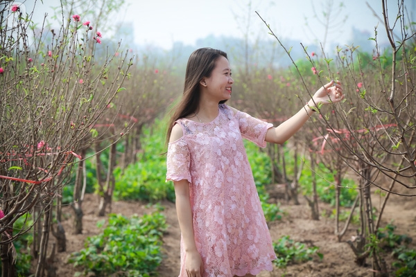 Tết gần đến, các cô nàng khấp khởi khoe sắc ngọt ngào cùng hoa đào nở sớm - Ảnh 5.