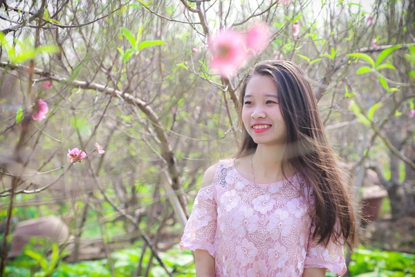 Tết gần đến, các cô nàng khấp khởi khoe sắc ngọt ngào cùng hoa đào nở sớm - Ảnh 6.