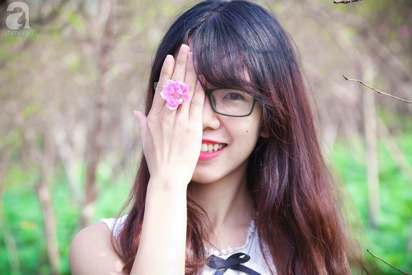 Tết gần đến, các cô nàng khấp khởi khoe sắc ngọt ngào cùng hoa đào nở sớm - Ảnh 11.