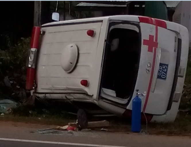 Xe cấp cứu bị lật bên lề đường /// Ảnh: P.A