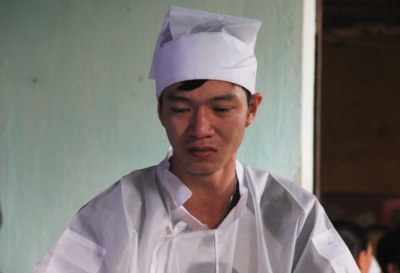 Lũ cuồn cuộn ngăn con trai về chào cha hấp hối