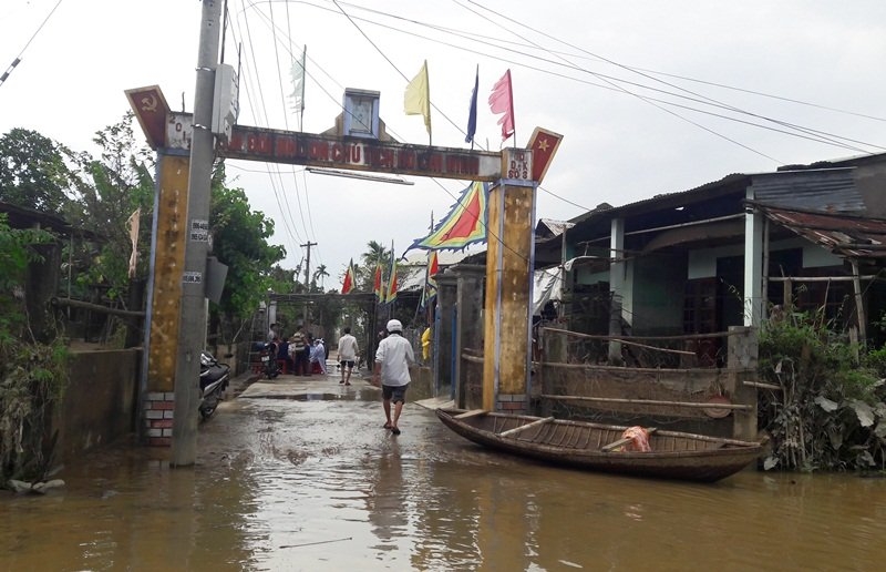Lũ cuồn cuộn ngăn con trai về chào cha hấp hối