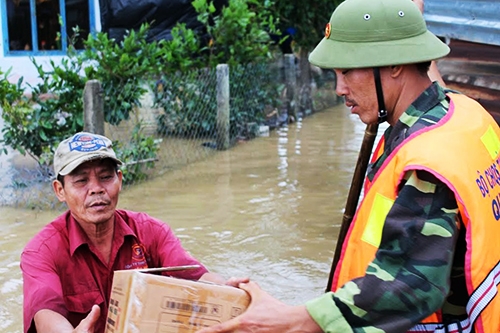 2Giữa dòng nước lũ ông Trung tá túc nhà hàng xóm, lũ rút ông mới trở về nhà nhận hàng cứu trợ.