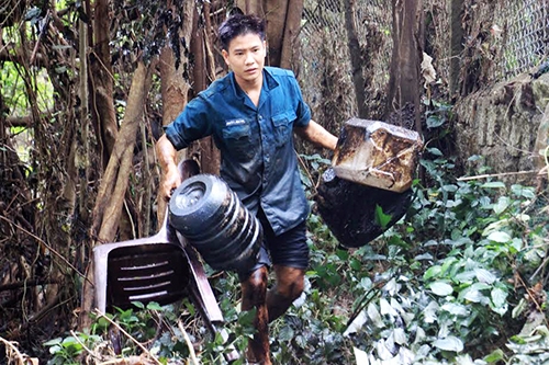 Nhiều đồ đạc của người dân bị lũ cuốn trôi bám đầy dầu nhớt. Ảnh: Quy Nhơn