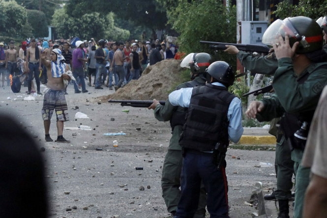 Người Trung Quốc ở Venezuela phải quăng tiền vì sợ bị cướp 