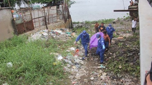Phát hiện thi thể nam giới đang phân hủy trên sông Sài Gòn ảnh 1