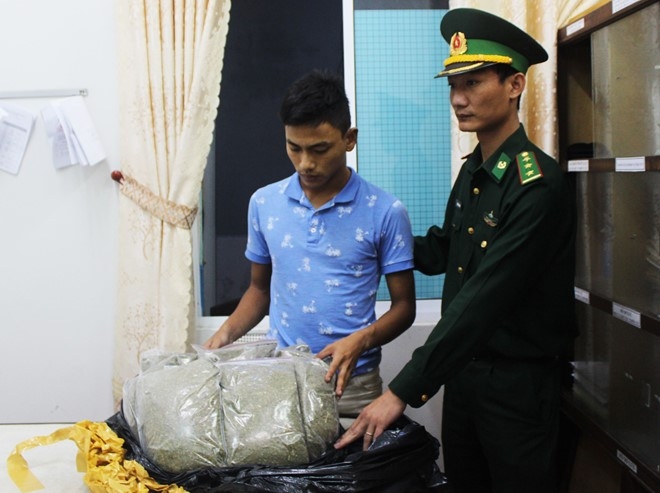 Chuyen ma tuy tu Sai Gon ra Da Nang qua duong... buu dien hinh anh 1