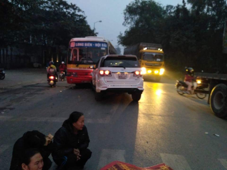 Hà Nội: Đâm chết một người rồi đấu đầu xe buýt