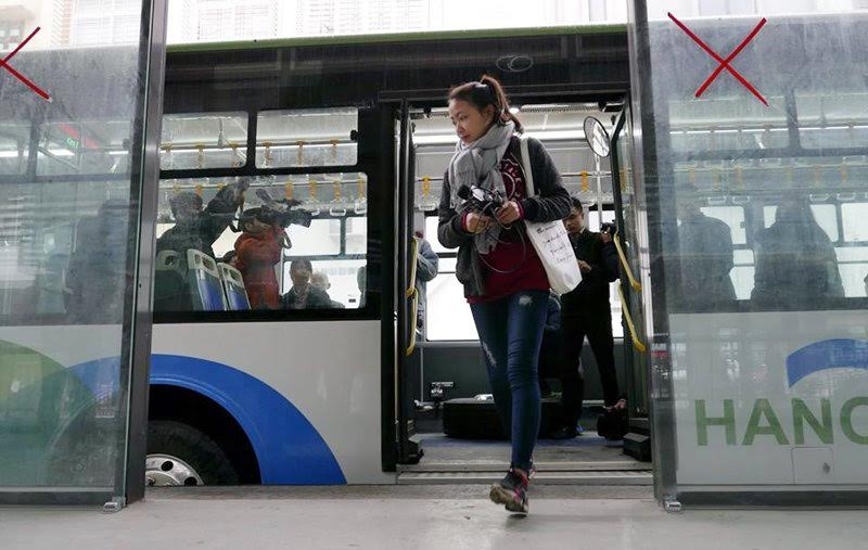 khong nhuong duong cho xe buyt nhanh brt se bi phat nguoi hinh anh 1