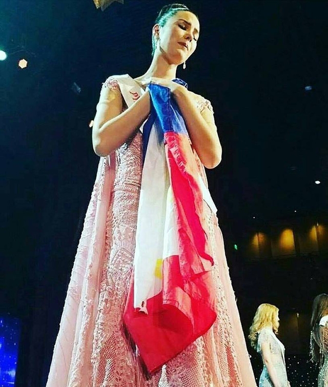  Hoa hậu Philippines buồn bã ôm quốc kỳ sau đêm chung kết Hoa hậu Thế giới 2016. 