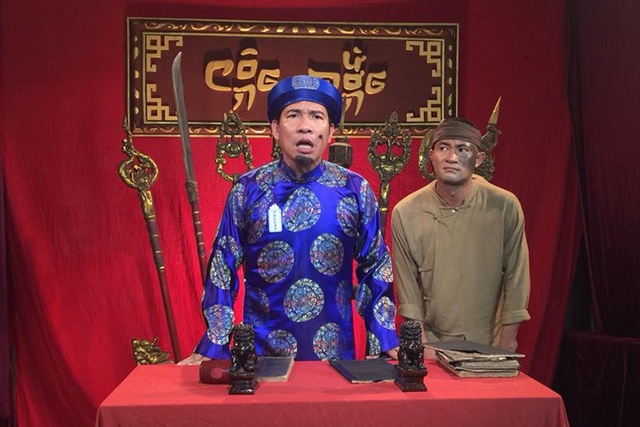 Quan huyện Bợm xử án trong phim hài Tết Chôn nhời 4.