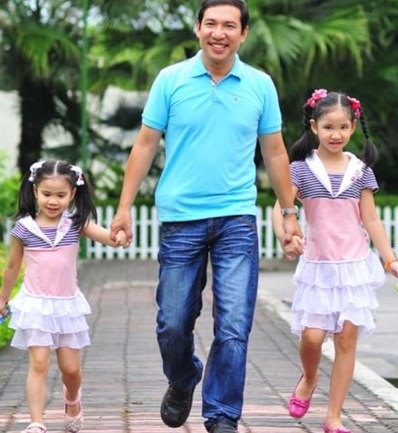 Quang Thắng và hai con gái.