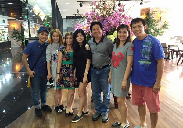 bo-chong-khoe-anh-khanh-thi-di-an-cung-dai-gia-dinh