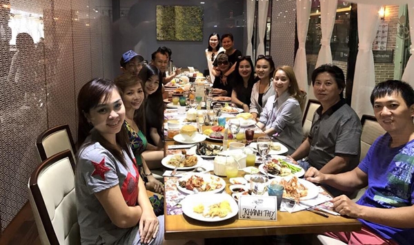 bo-chong-khoe-anh-khanh-thi-di-an-cung-dai-gia-dinh-1