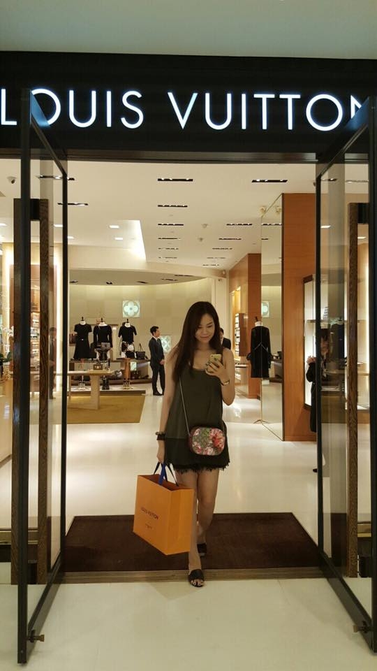Cận cảnh nhan sắc con dâu xinh đẹp của tỷ phú Hoàng Kiều - Ảnh 4. Cận cảnh nhan sắc con dâu xinh đẹp của tỷ phú Hoàng Kiều - Ảnh 4.