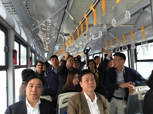 Giao thông HN lộn xộn, sao phải 'ưu ái' buýt nhanh?
