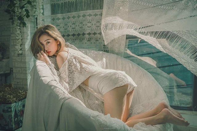  Sở hữu thân hình “mỏng manh” nhưng cô nàng luôn biết cách chọn đồ để khoe đường cong hút mắt. 
