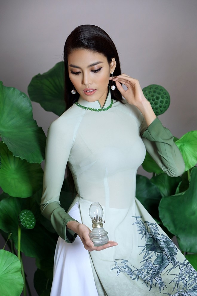 Lan Khue goi y ao dai truyen thong dien ngay Tet hinh anh 2