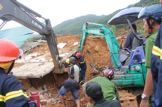 Lực lượng chức năng đang phá đá, dò âm thanh từ 2 mẹ con