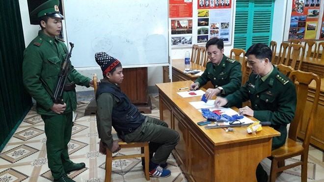 Thanh nien giau 2.000 vien ma tuy trong tui ao hinh anh 1