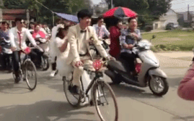Clip: Màn rước dâu cực dễ thương bằng dàn ngựa sắt Thống Nhất màu xanh ở Hà Nội - Ảnh 1.