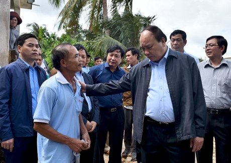 Hinh anh: Thu tuong tham hoi, dong vien dong bao vung lu Binh Dinh - Anh 4