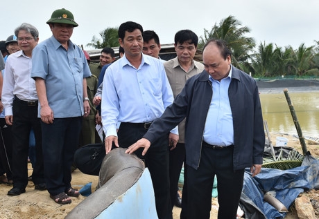 Hinh anh: Thu tuong tham hoi, dong vien dong bao vung lu Binh Dinh - Anh 5