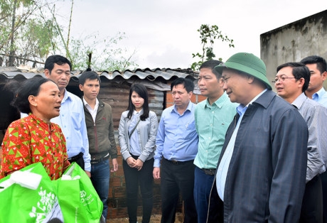 Hinh anh: Thu tuong tham hoi, dong vien dong bao vung lu Binh Dinh - Anh 6