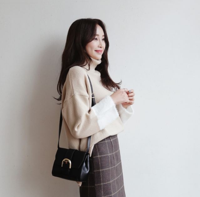 Nếu áo len bạn mặc không tôn dáng, chỉ cần sơ vin lại là xong ngay - Ảnh 2.